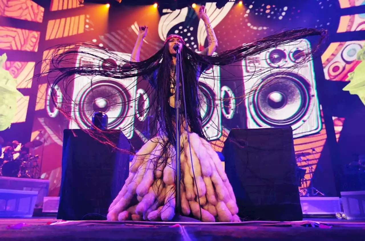 Erykah Badu Gives Master Class in Neo-Soul & Hip-Hop at Los Angeles Concert