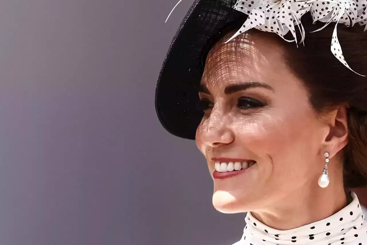 kate middleton sublimissime chignon tressé chapeau robe à pois