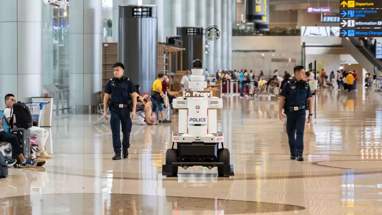 'Como sacado de Black Mirror': Robots policía patrullan aeropuerto en Singapur