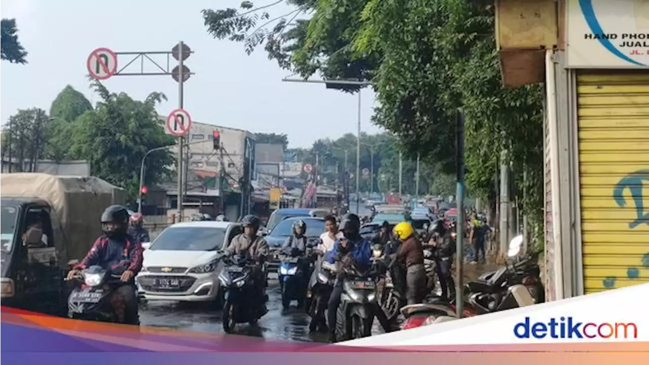 Jalan Hek Kramat Jati Tergenang, Lalin Macet