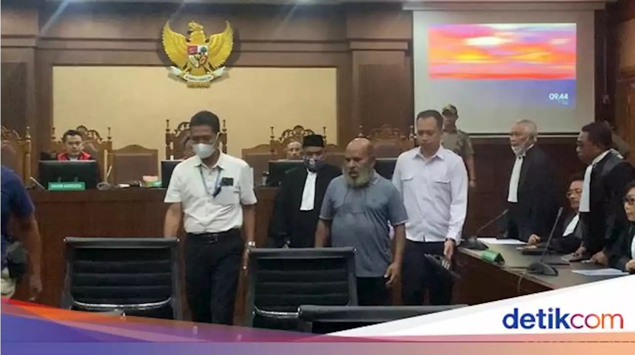 Lukas Enembe Mengaku Masih Sakit, Hakim Tetap Lanjutkan Sidang Dakwaan