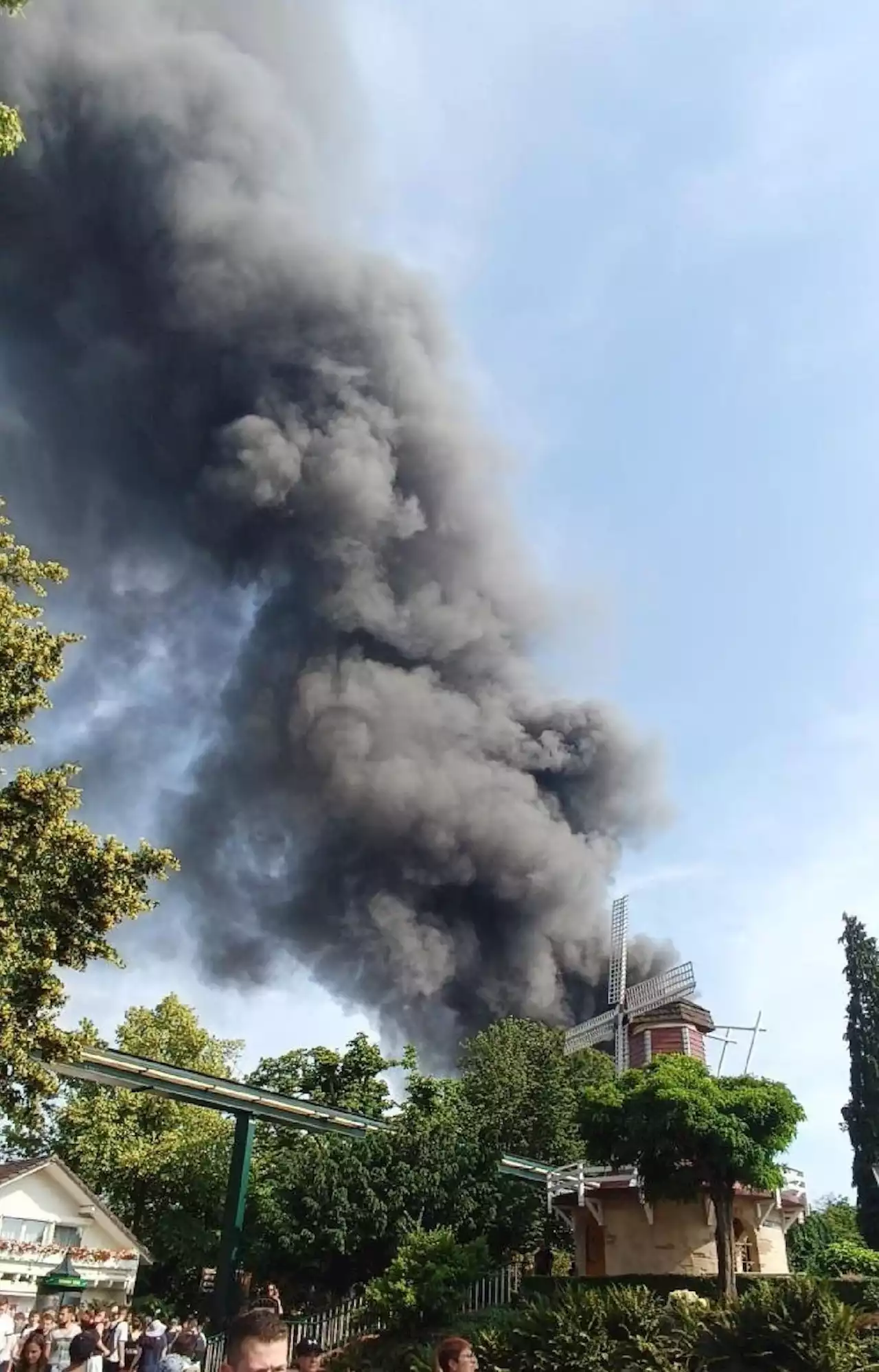 Meterhohe Flammen: Großbrand im beliebten Europa-Park in Rust ausgebrochen