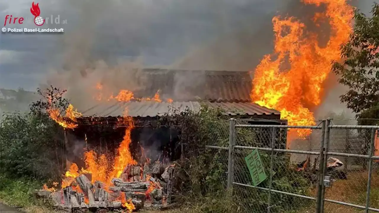 Schweiz: Schopf in Pratteln teilweise in Vollbrand