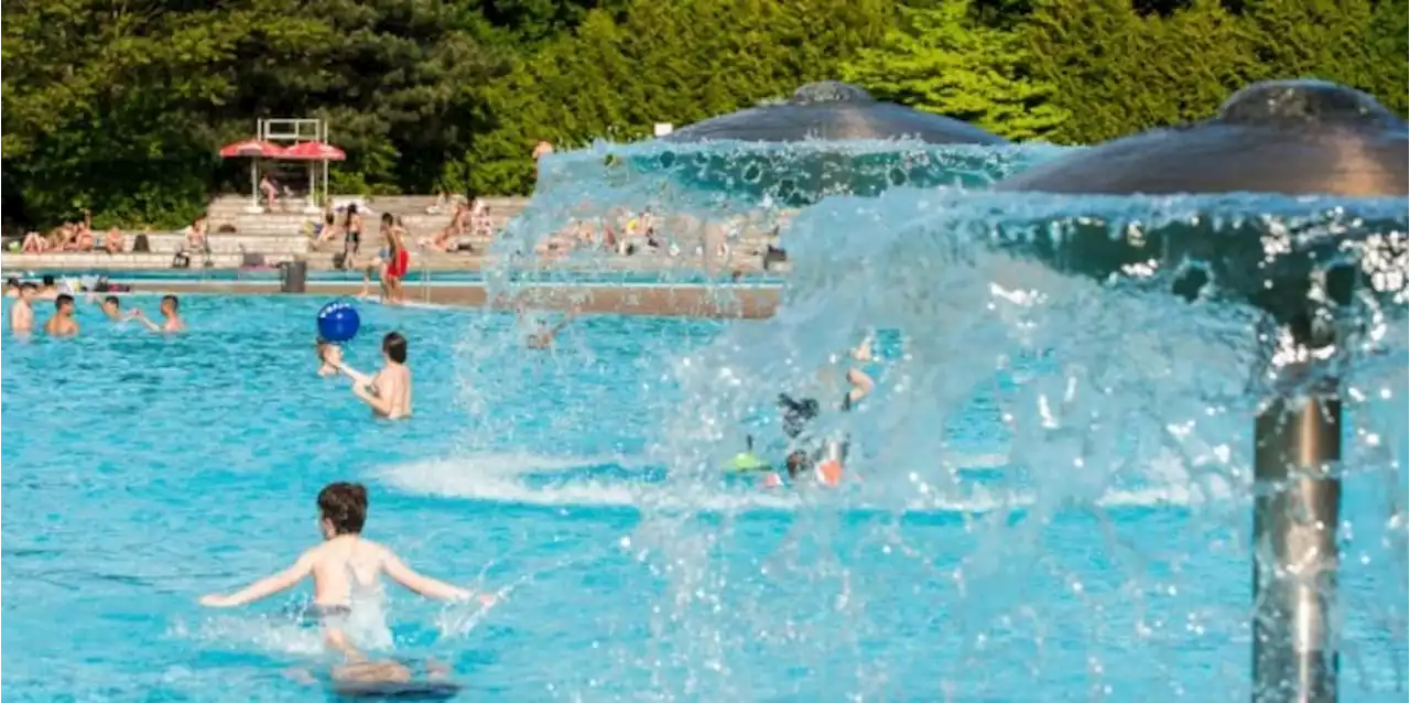 Unbekannte drücken 12-Jährigen in Freibad unter Wasser - dann bricht Tumult aus