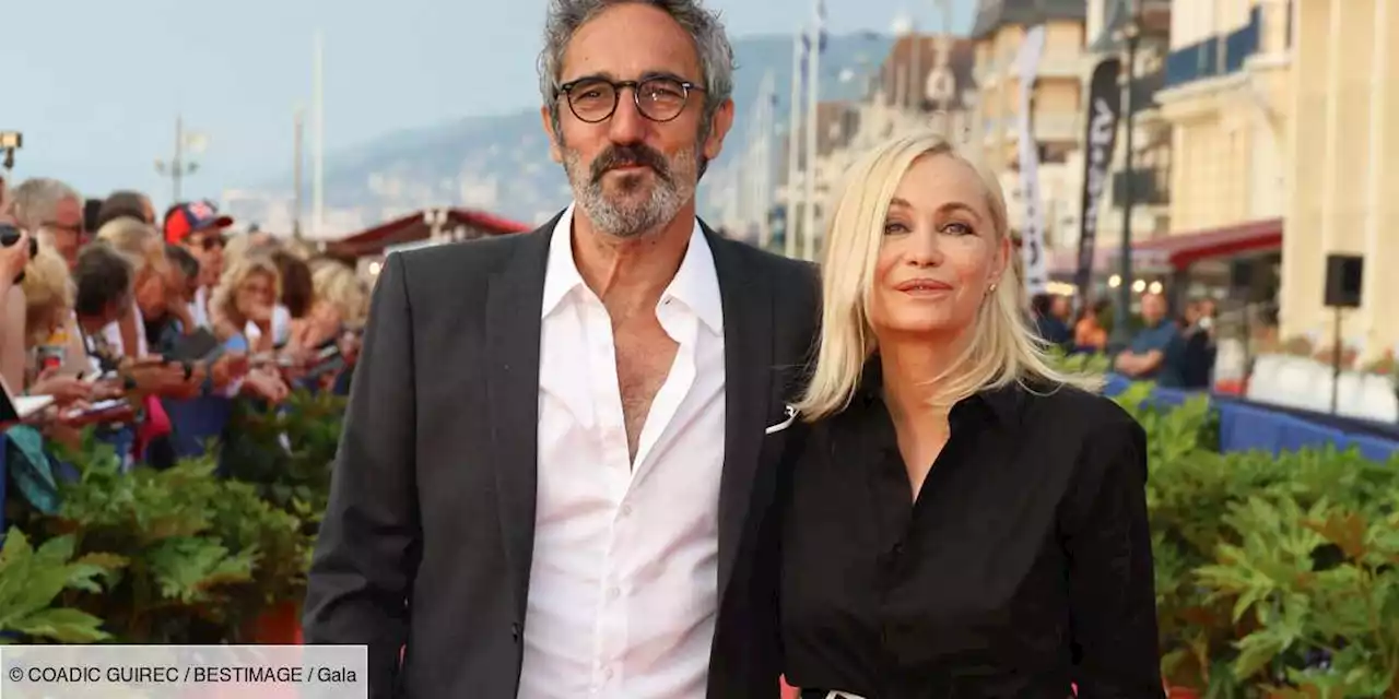 PHOTOS – Emmanuelle Béart au bras de son mari : le couple fait une rare apparition - Gala