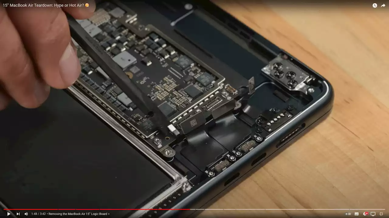 Teardown des MacBook Air 15' M2: Klebstoff, Bleche und viele Schrauben