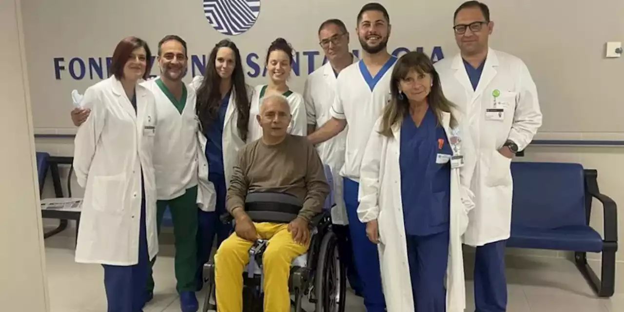 I tweet dello scrittore inglese Hanif Kureishi sulle dimissioni dall’ospedale Santa Lucia di Roma, dove è stato ricoverato per sei mesi | Flashes - Il Post