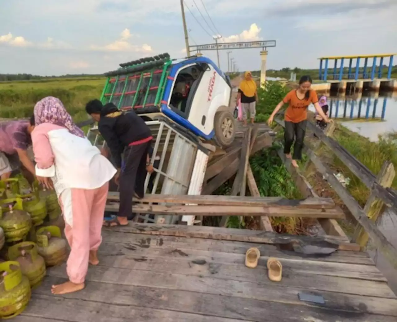 Segera Perbaiki Jembatan Penghubung Saka Binjai-Bina Sejahtera