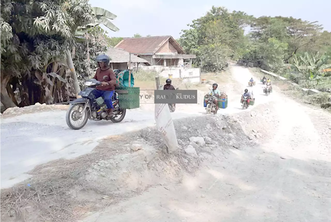 Tanah Gerak di Penawangan Grobogan Akhirnya Ditanam Tiang Pancang, Ini Tujuannya