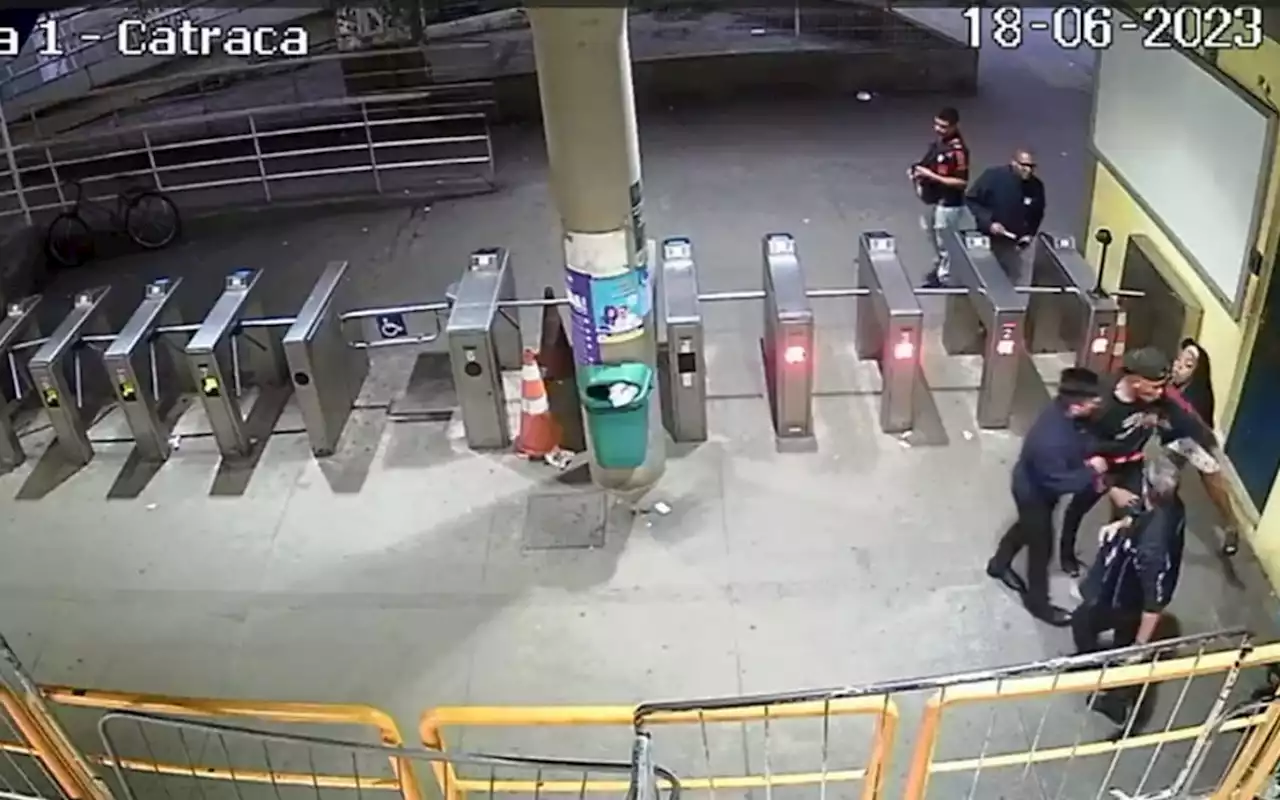 Vídeo: Homem é preso em terminal de BRT após danificar catraca e porta da bilheteria | Rio de Janeiro | O Dia