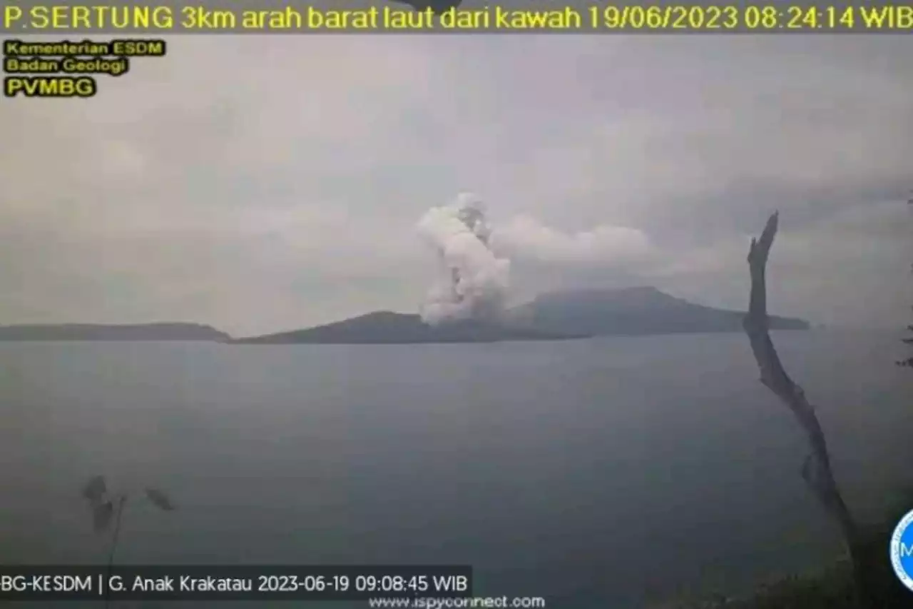 Gunung Anak Krakatau Erupsi, Tak Ada Suara Dentuman, Pertanda Apa?