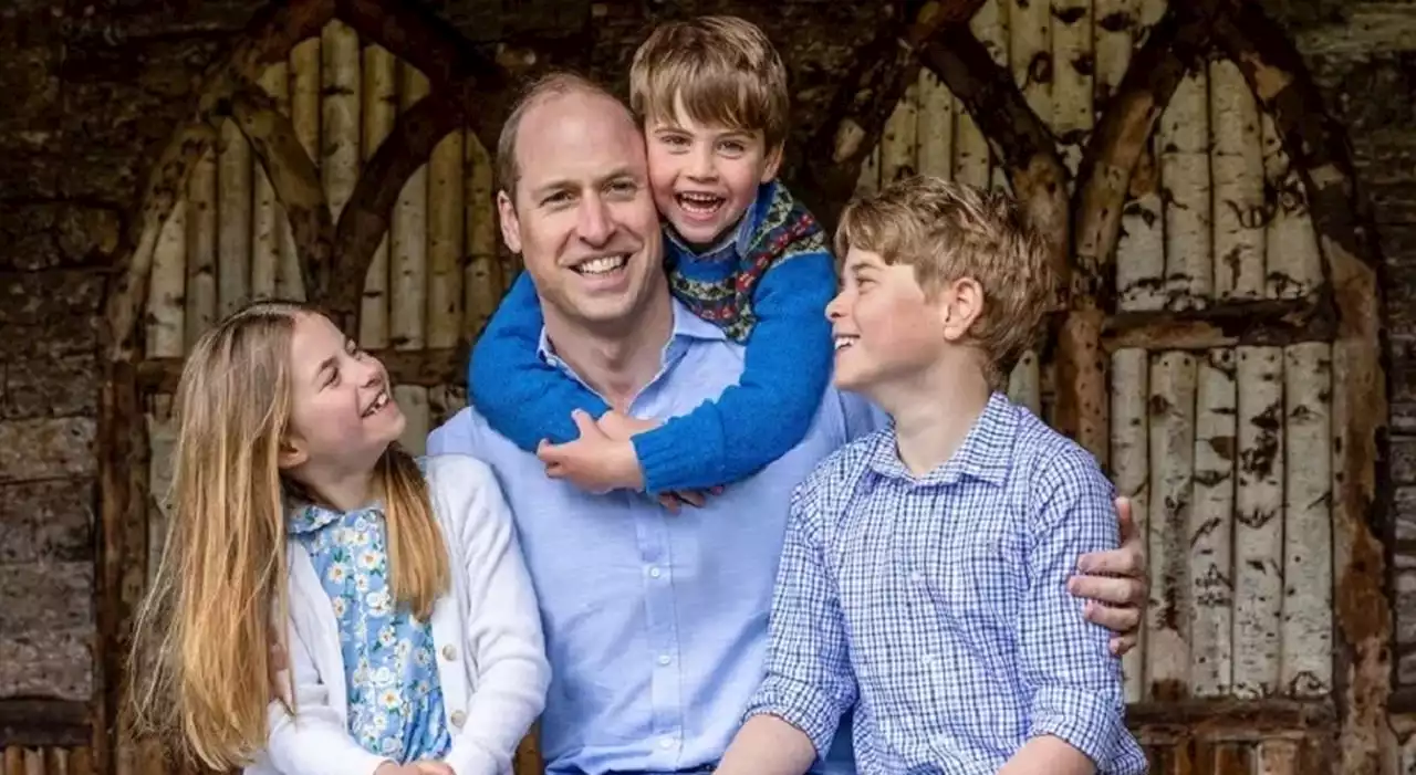 William, la tenera foto con i figli per la Festa del papà (senza mamma Kate). E spunta l'omaggio alla regina Elisabetta