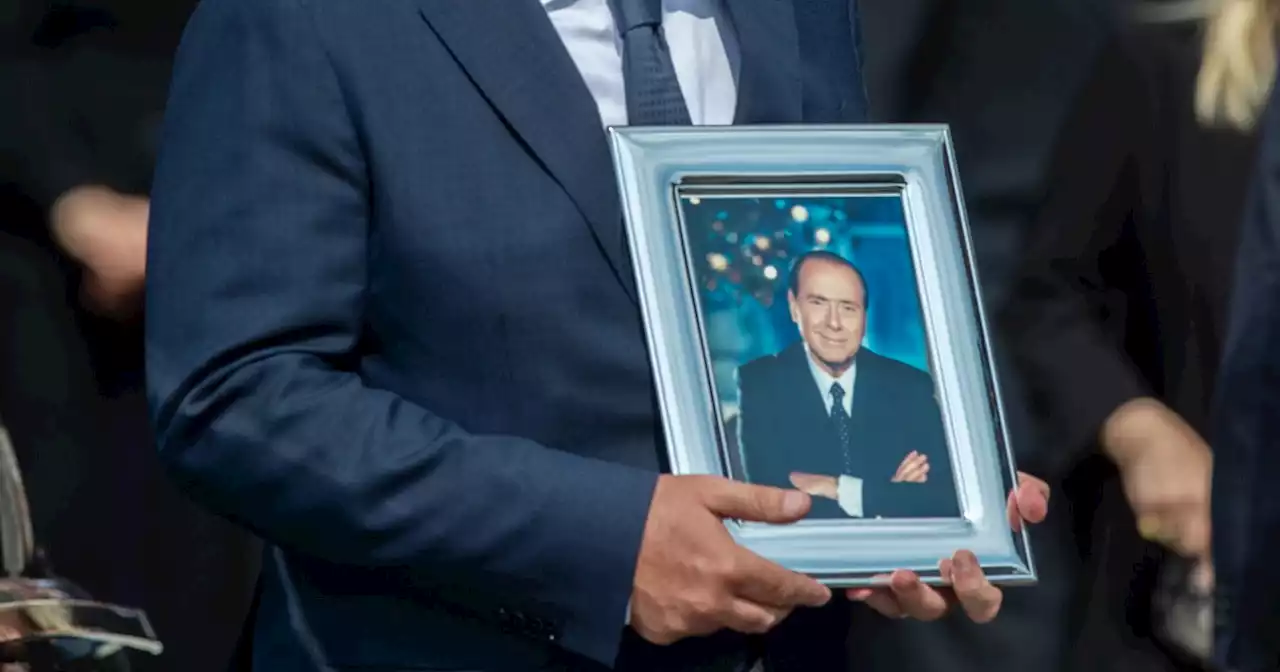 Silvio Berlusconi, un minuto di silenzio a Novara: le opposizioni escono dall'aula