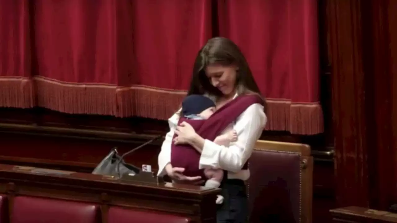 Une députée italienne allaite en plein Parlement (et personne n'a vu ses yeux fondre, comme quoi) - Madmoizelle