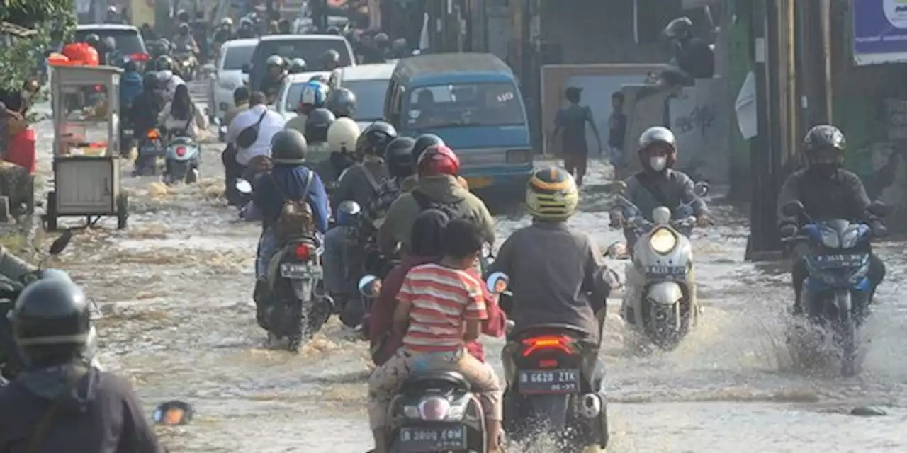 Tanggul Kali Baru Bakal Ditinggikan untuk Atasi Banjir di Simpang Hek Kramat Jati | merdeka.com