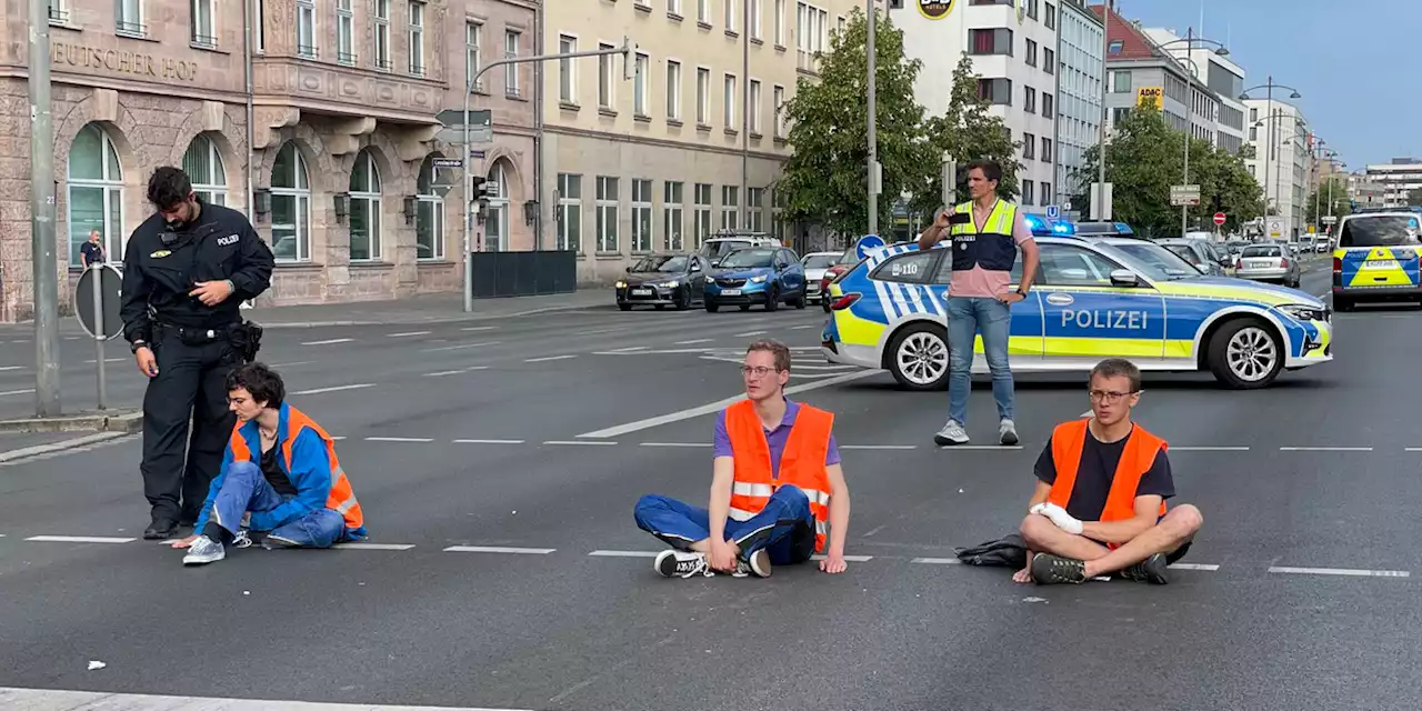 Wieder Sekundenkleber-Protest: Aktivisten blockieren Nürnberger Hauptverkehrsader