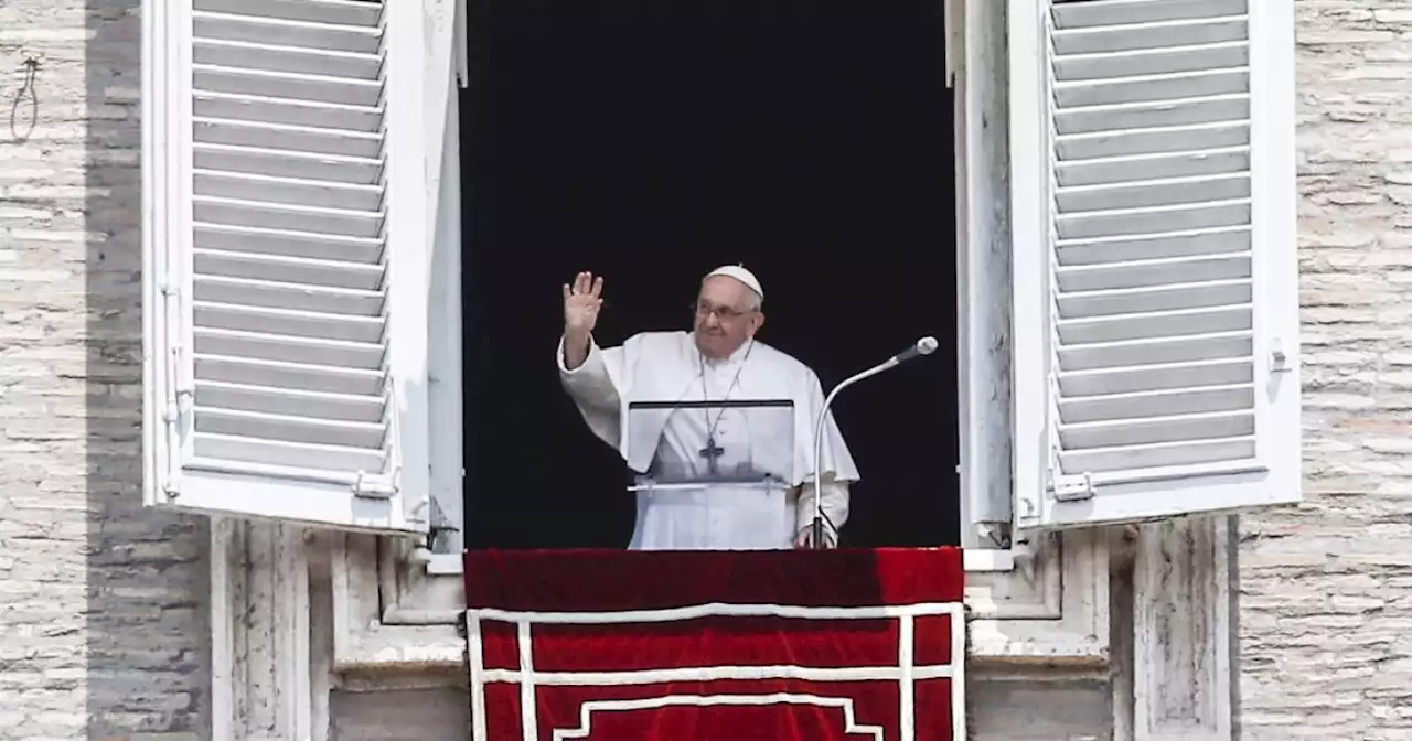 Papa Francisco reaparece ante los fieles tras ser operado y agradece 'de corazón' el afecto