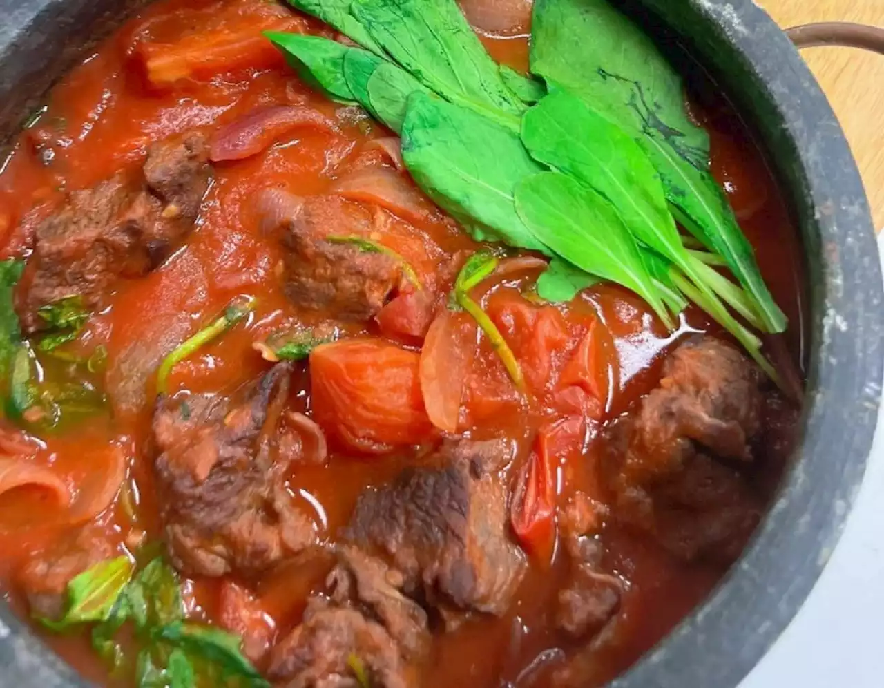 Picadinho de carne com farofa de pão | Band Receitas