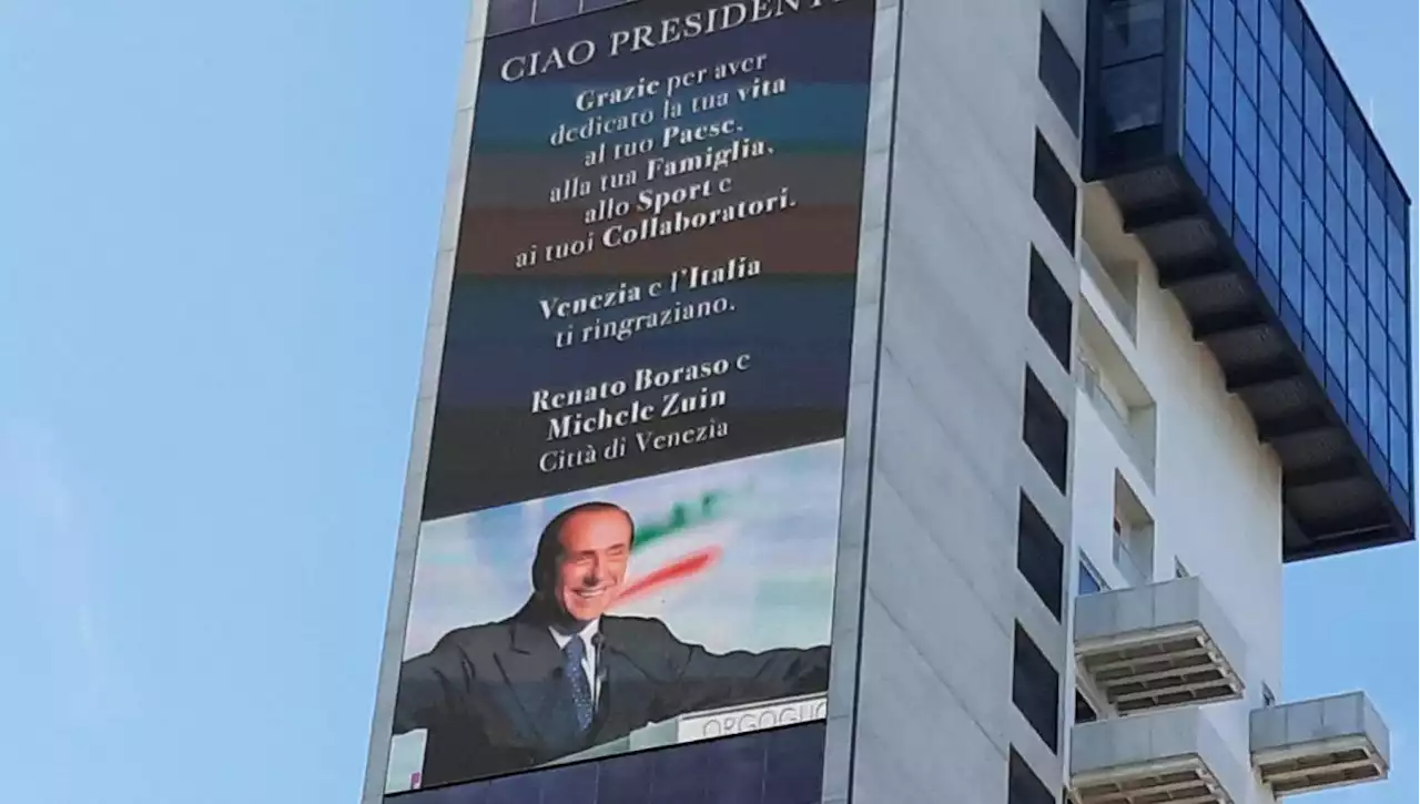 Lo 'Stadio Berlusconi' di Monza, il Ponte sullo Stretto dedicato al Cav e 'via Silvio B'. La gara delle intitolazioni in memoria del leader di FI