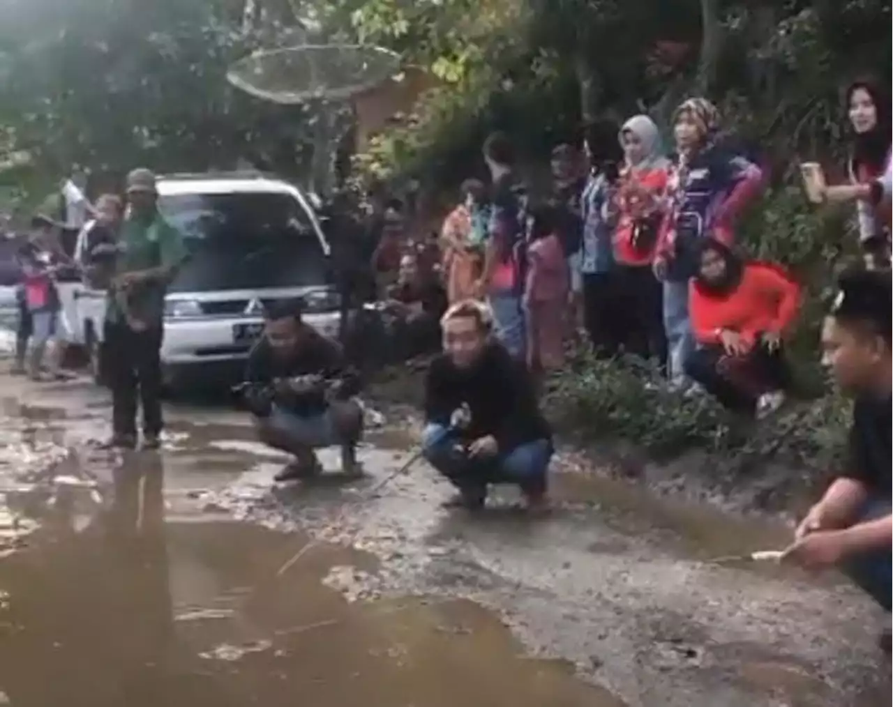 Aksi Warga Garut Memancing di Jalan Rusak, Ini Respons Dinas PUPR |Republika Online