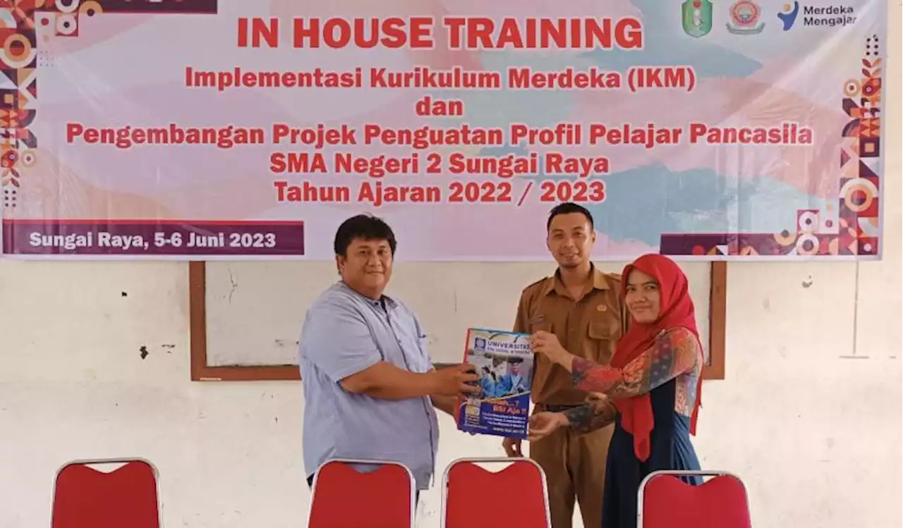 Dosen Universitas BSI Pontianak Jadi Narasumber di |em|In House Training|/em| SMAN 2 Sungai Raya |Republika Online