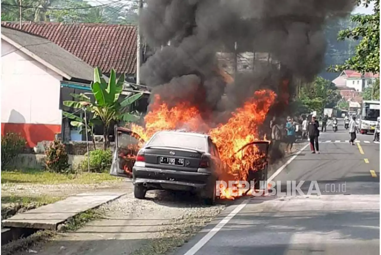 Mobil Sedan Terbakar di Jalan Raya Kalipucang Pangandaran |Republika Online