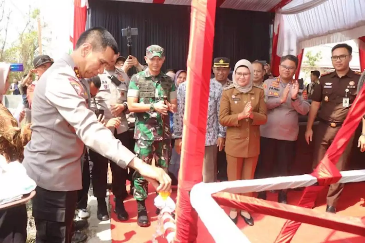 Respons Polisi Bantu Warga Desa Santing Indramayu yang Kesulitan Air Bersih |Republika Online