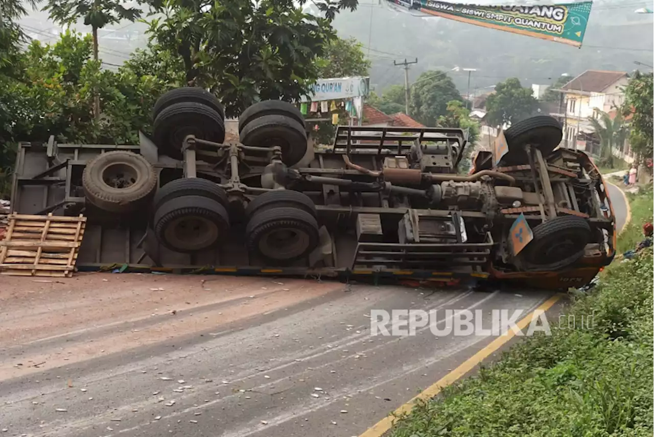 Truk Muatan Keramik Terguling di Jalan Cagak Nagreg, Sempat Tutup Badan Jalan |Republika Online