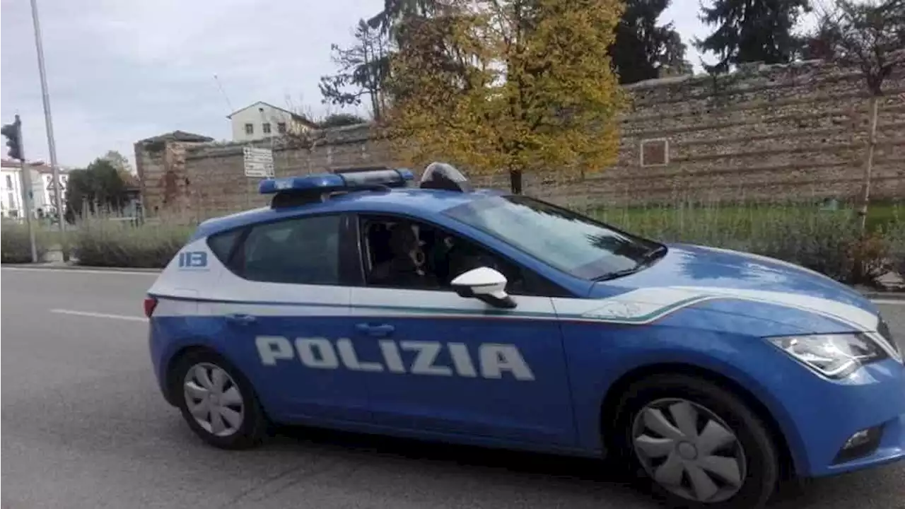 Cosparge di benzina l'ex compagna e prova a bruciarla viva, salvata da un passante