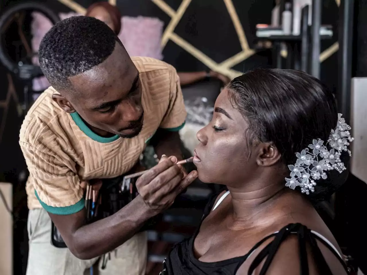 Using YouTube and TikTok, a makeup artist defies the odds in Africa