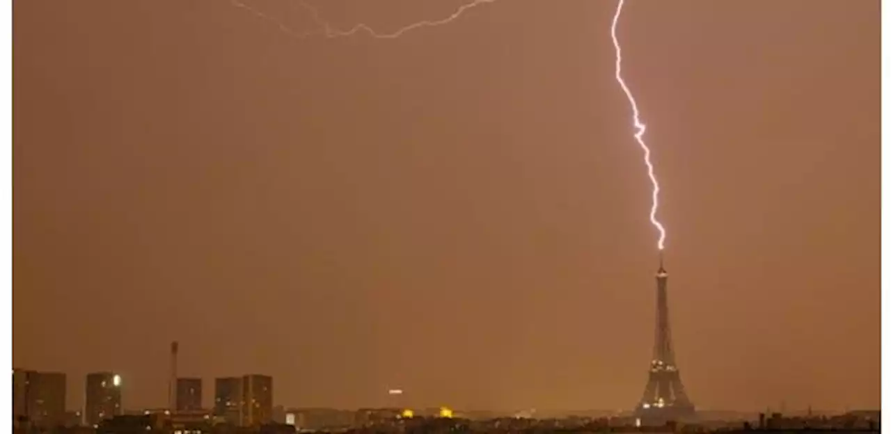 Torre Eiffel é atingida por raio durante tempestade em Paris; veja imagens