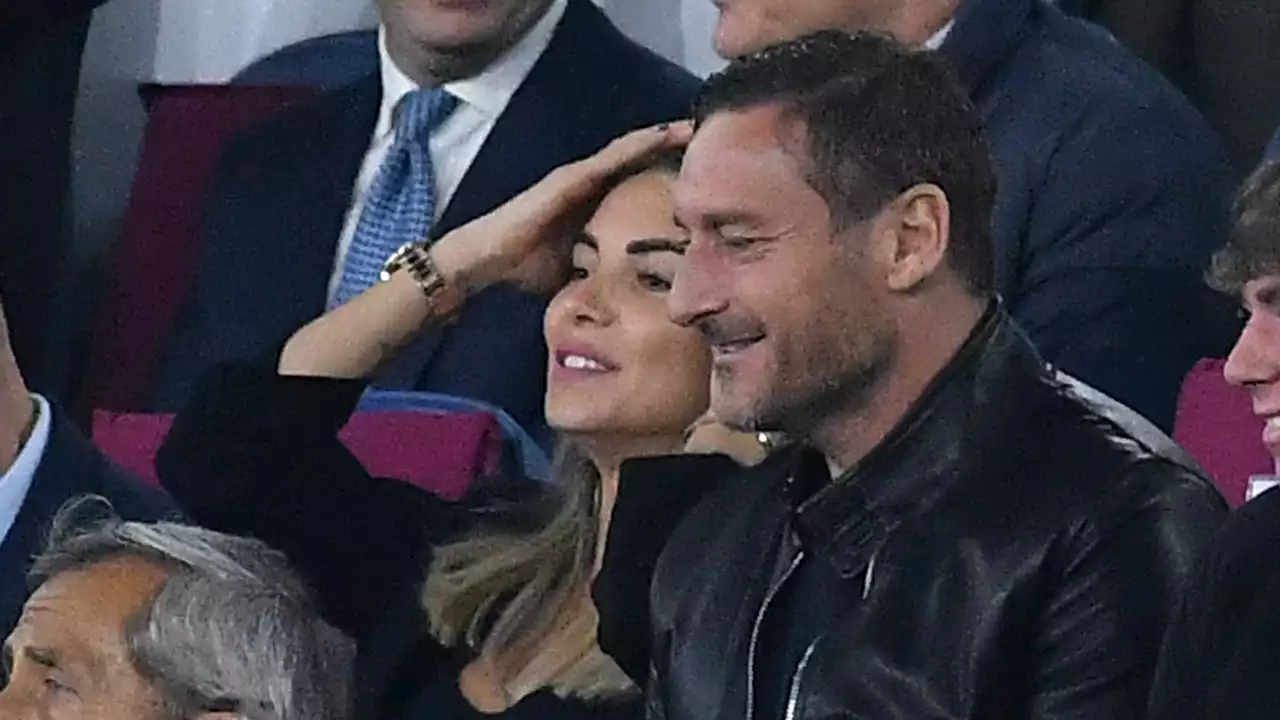 Francesco Totti e Noemi Bocchi: il bacio al concerto di Vasco Rossi