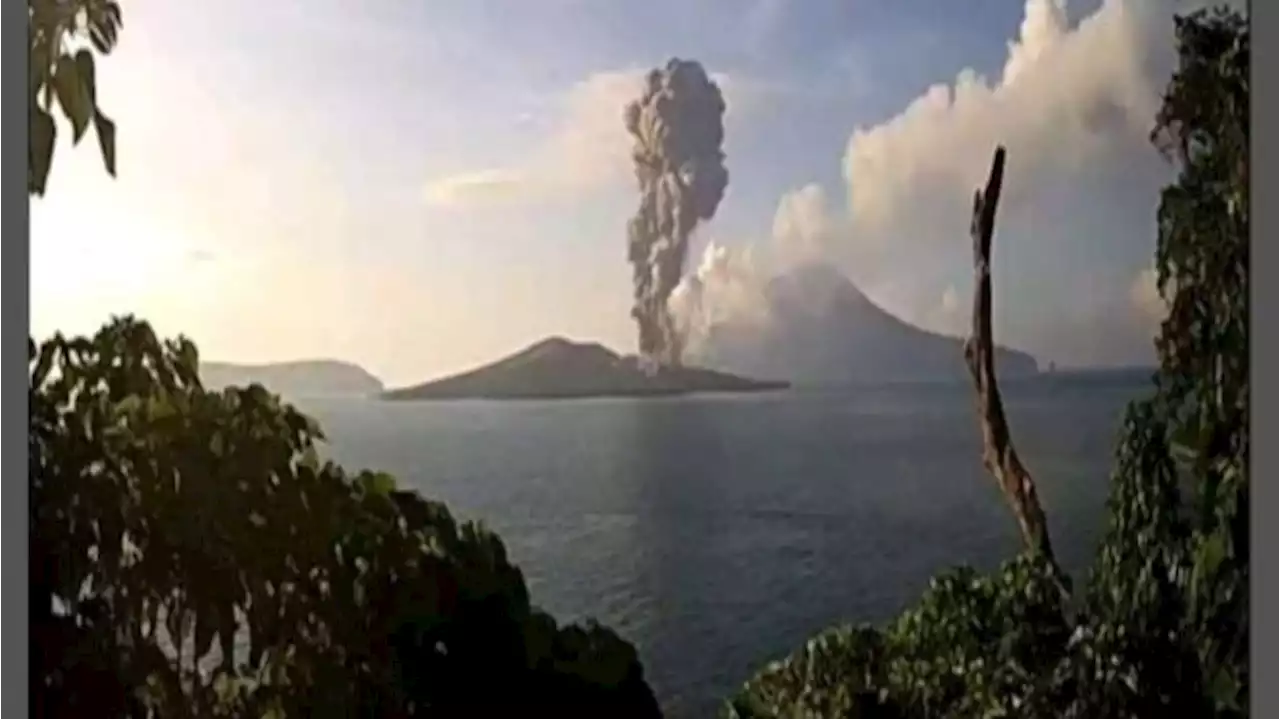 Senin Pagi, Gunung Anak Krakatau Meletus