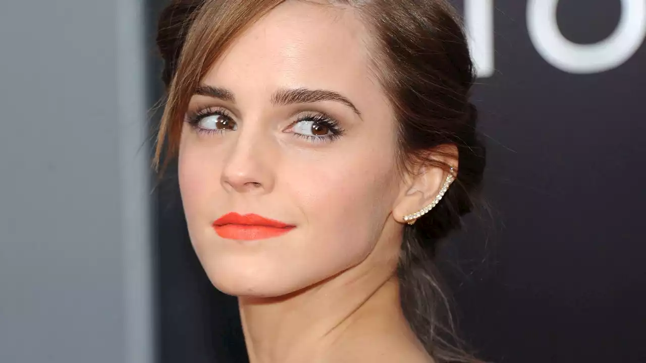 Emma Watson inaugura el estilo de abuela costera para verano 2023 a bordo de su yate