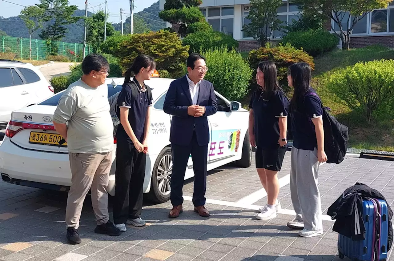 '통학 걱정 끝' 택시 타고 학교 가는 옥천 고교생들 | 연합뉴스