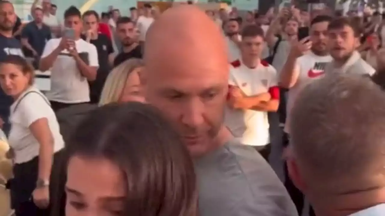 El árbitro Anthony Taylor, agredido por hinchas de la Roma tras la final de Europa League