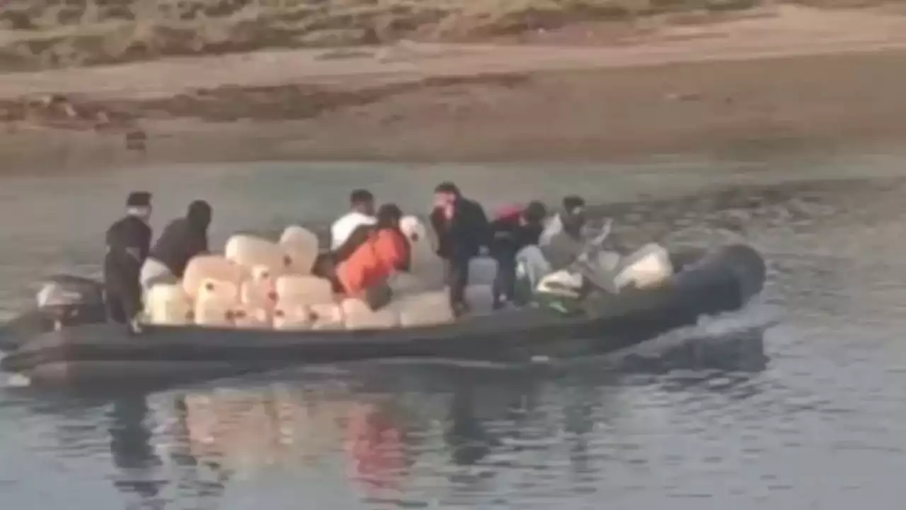 Gritos de ánimo a una zodiac de los narcos mientras huye de la Guardia Civil en Barbate