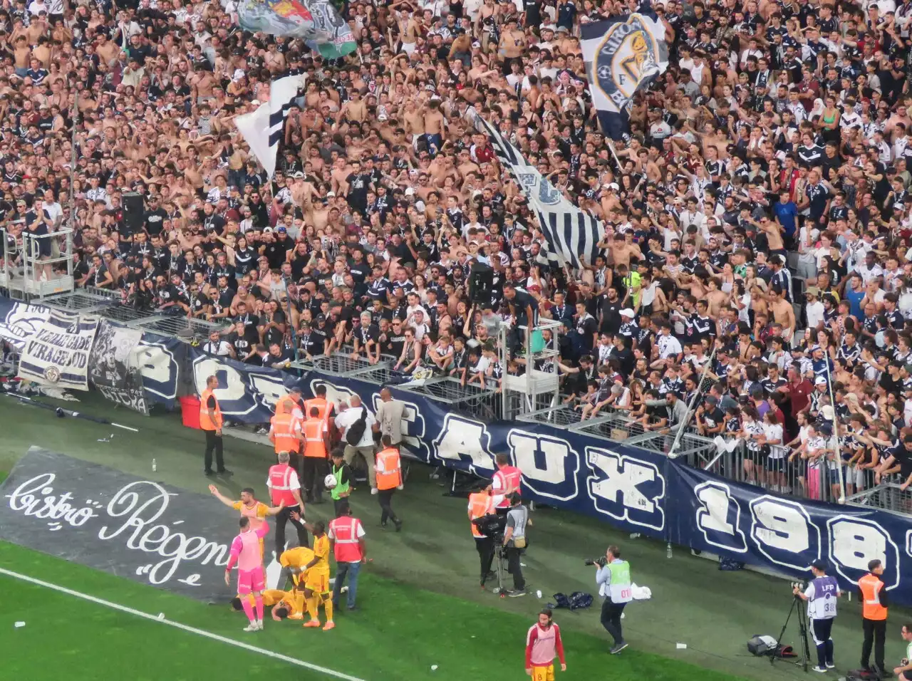 Bordeaux : le match des Girondins interrompu après l'agression d'un joueur par un supporter