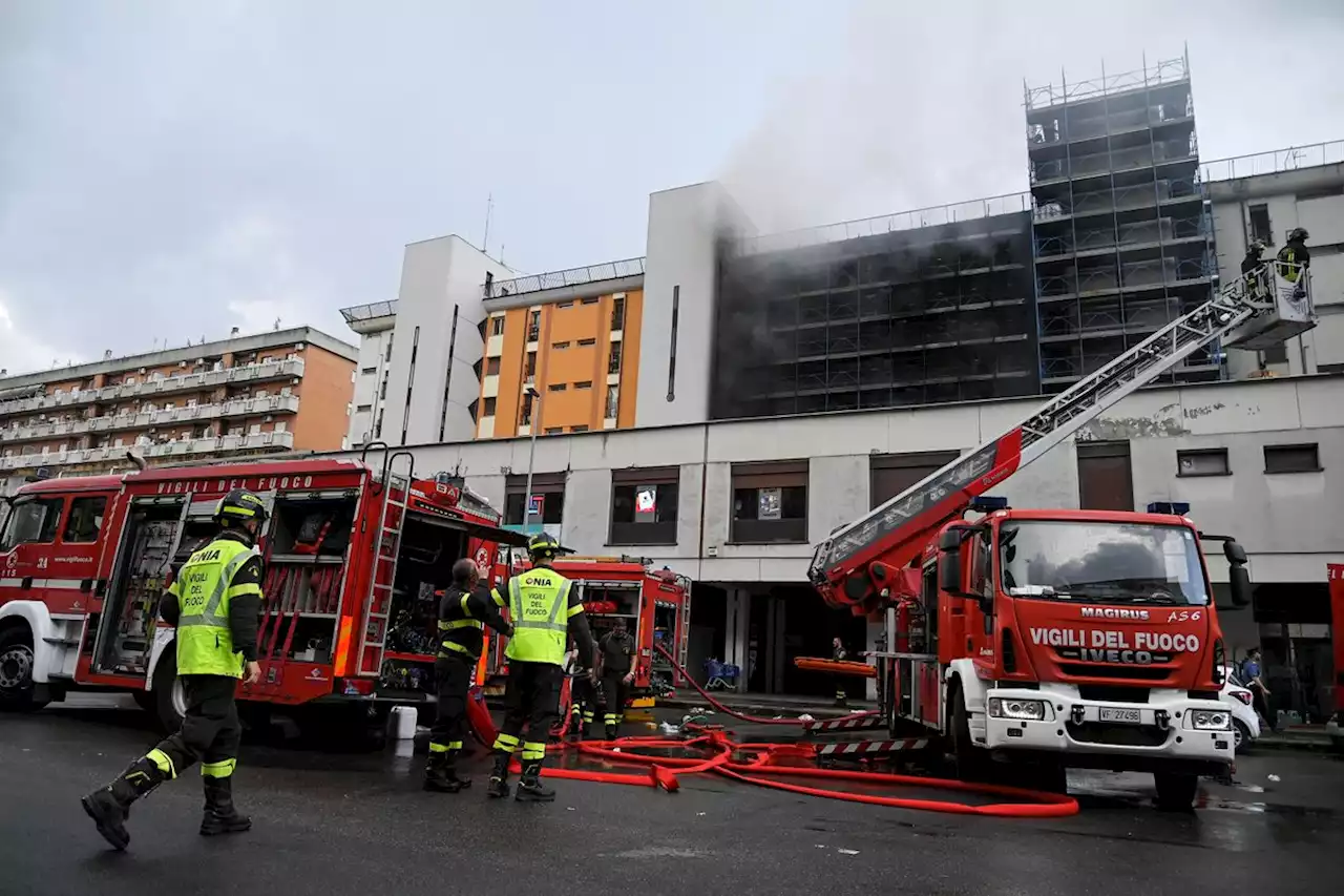 Incendio in una palazzina a Roma, un uomo è morto e almeno 17 feriti - Lazio