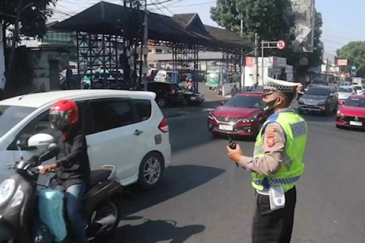 Polisi berlakukan buka tutup jalan di Jalur Wisata Lembang - ANTARA News