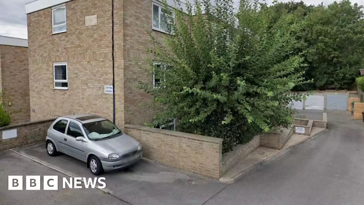 Crystal Palace: Man in his 40s found dead in car park