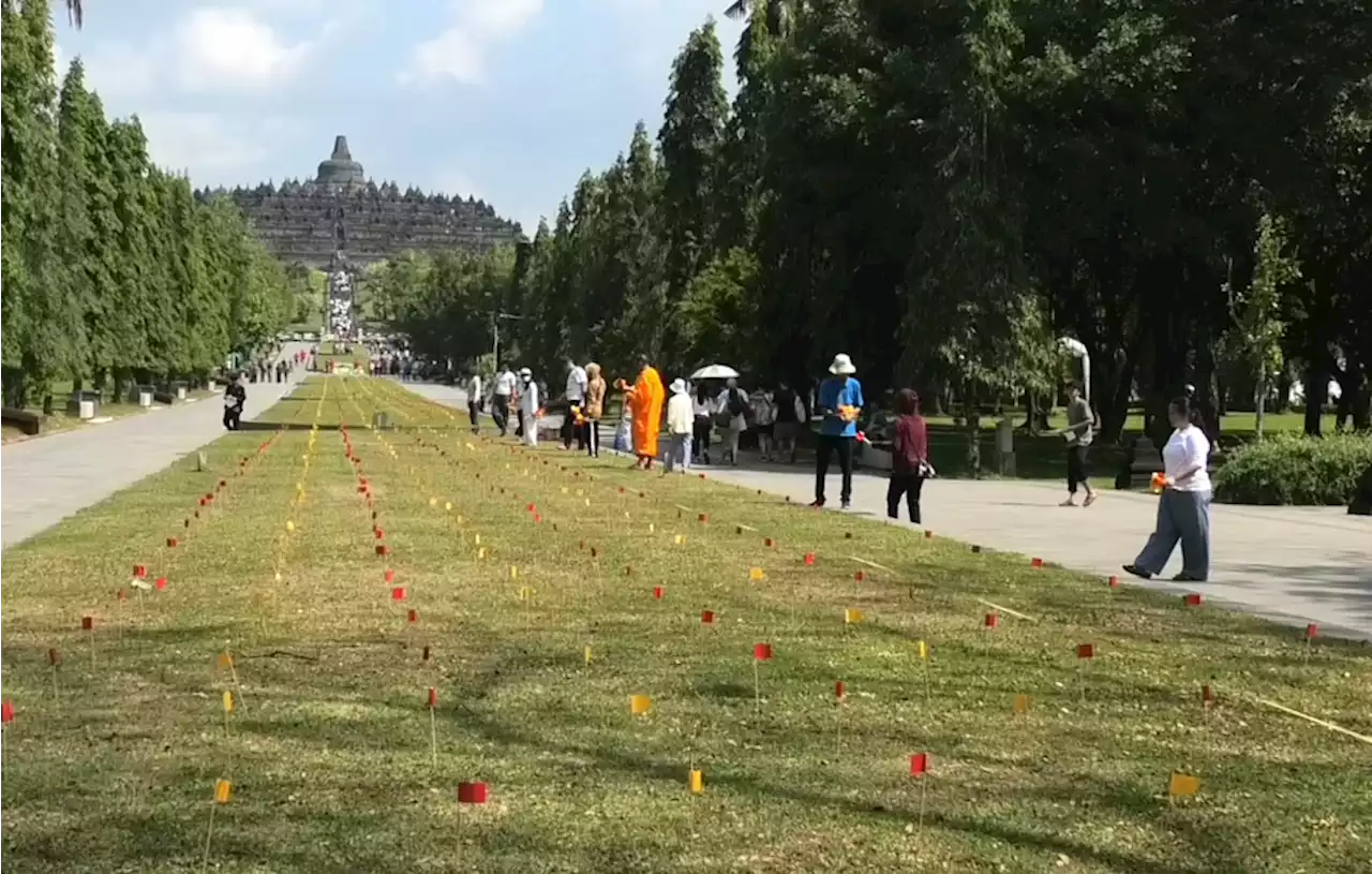 2.567 Lampoin Hiasi Langit Borobudur pada Minggu Malam