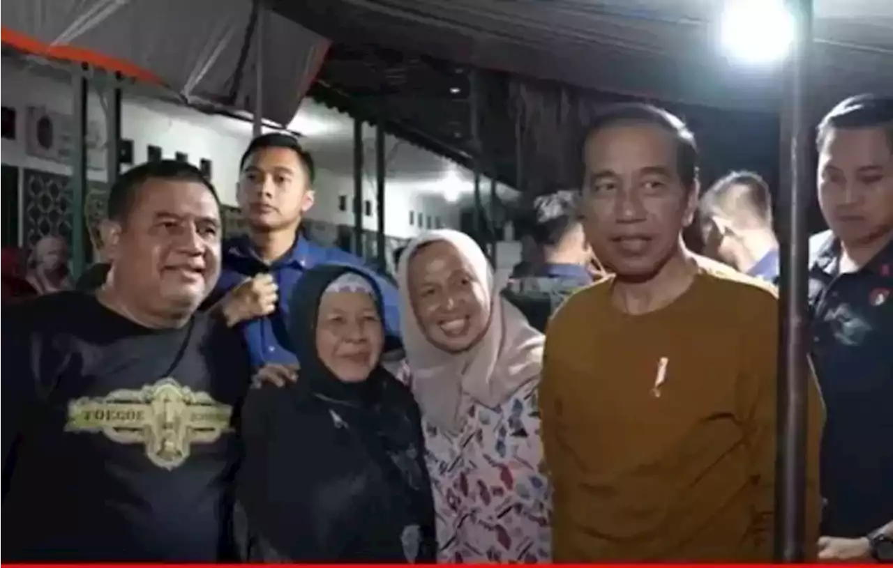 Jokowi Nikmati Libur Cuti Bersama di Alun-Alun Utara YogyakartaSantap Bakmi Jawa Pak Pele