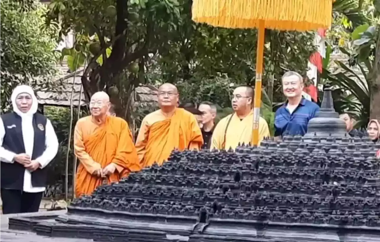 Khofifah Kunjungi Maha Vihara Majapahit Ajak Umat Beragama Bangun Kebinekaan dengan Baik