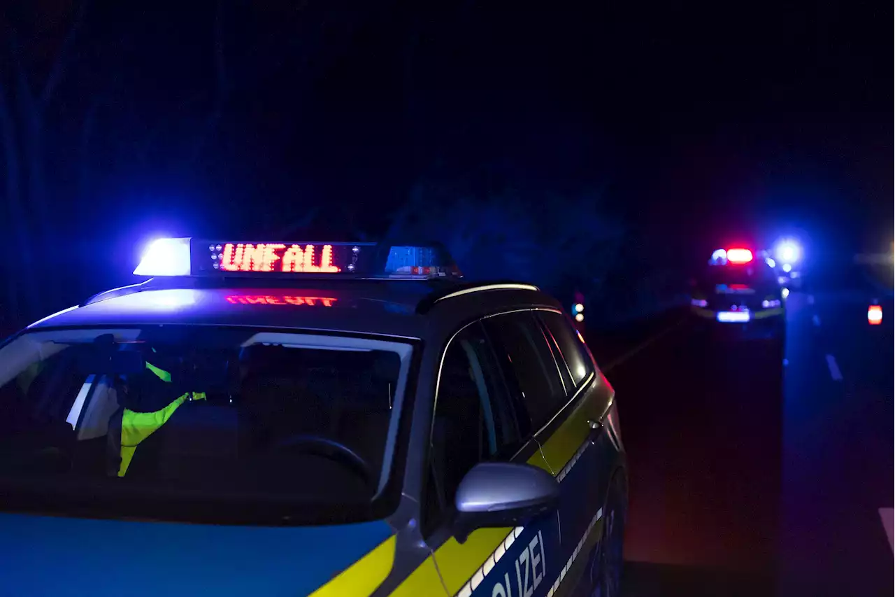 Trümmerfeld aus Fahrzeugteilen: Unfall nach Autorennen auf A8