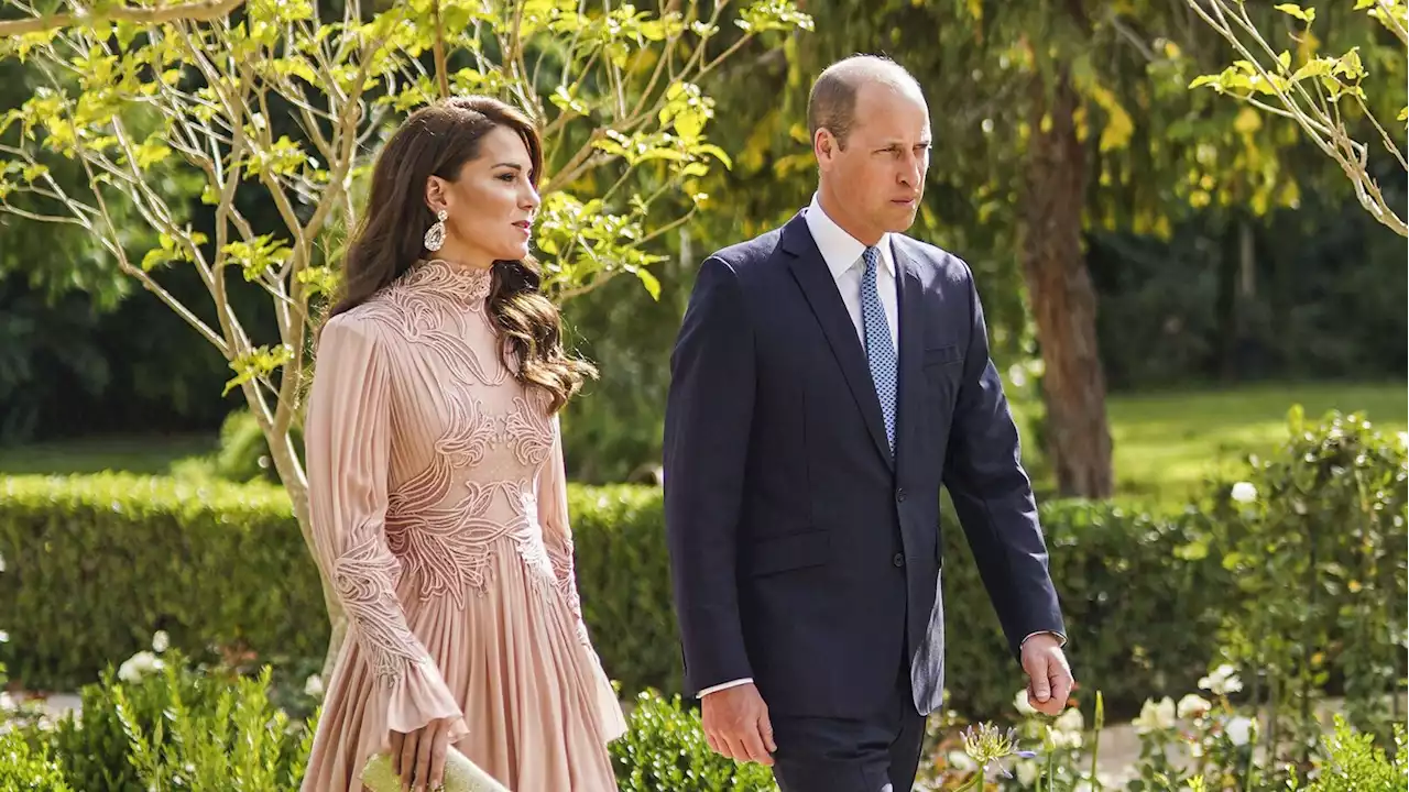 Kate Middleton : diadème aux nœuds d'amour et robe à sequins de sa créatrice fétiche, elle sort le grand jeu en Jordanie