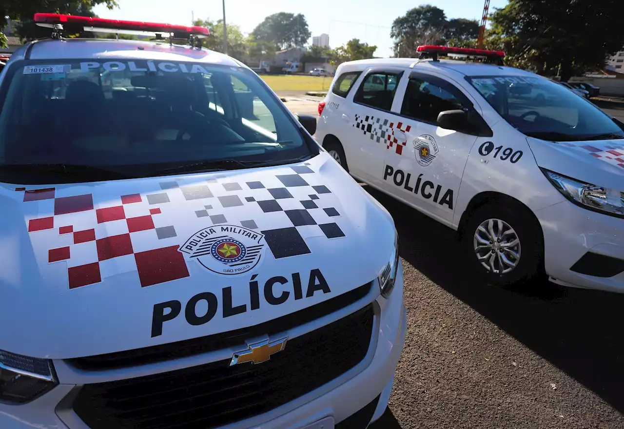 Homem rouba arma de policial, atira contra dois agentes e é preso em SP