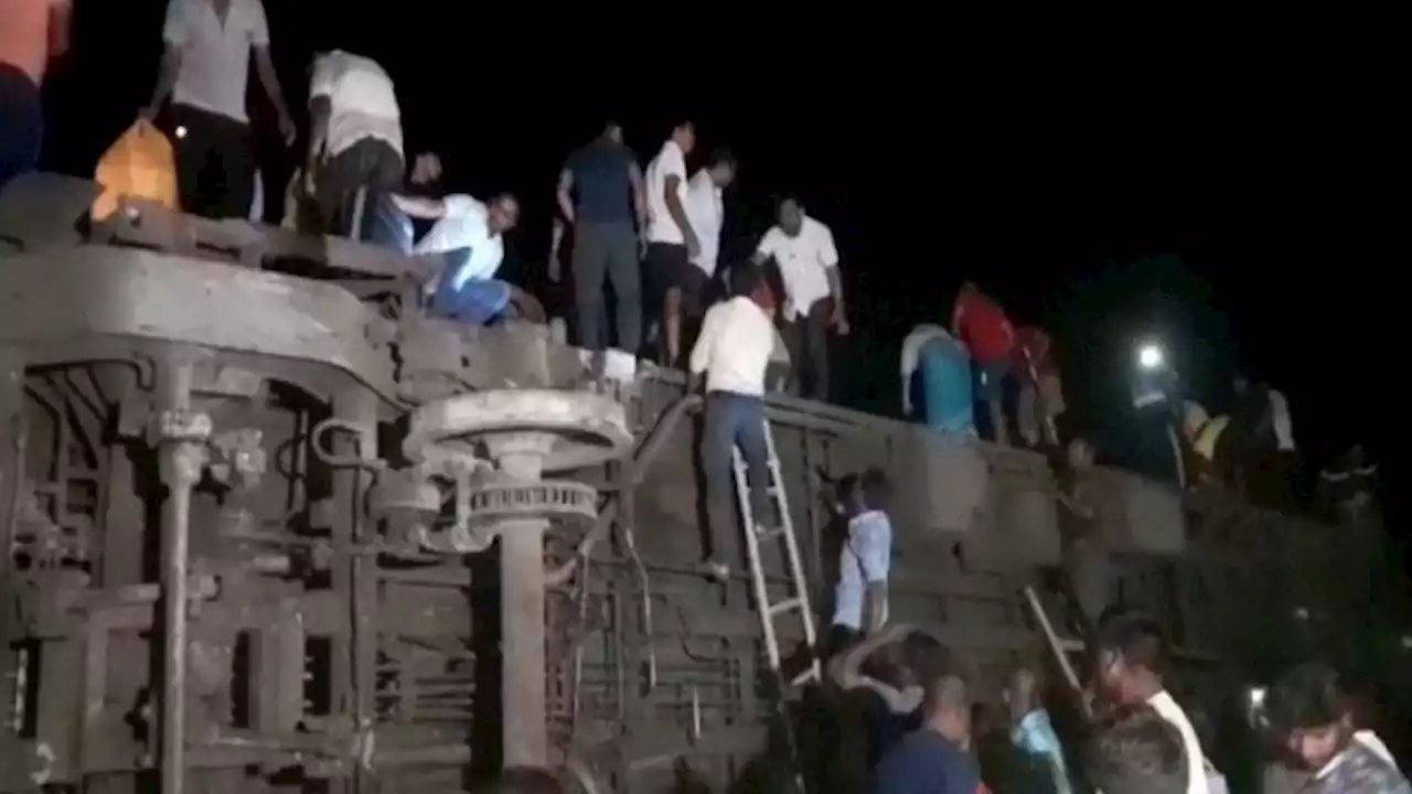 Decenas de muertos y más de 300 heridos en un choque triple de trenes en India