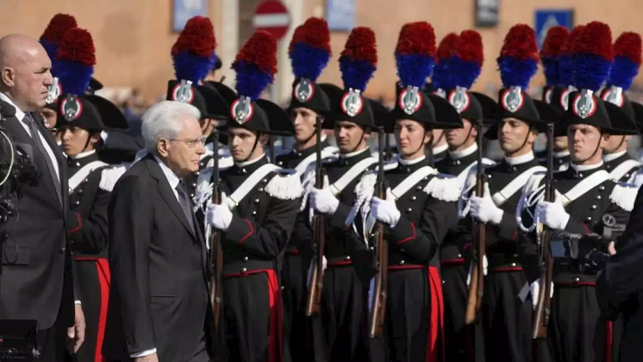 Roma, 2 giugno, Mattarella depone una corona all’Altare della Patria. Folla e applausi a Piazza Venezia