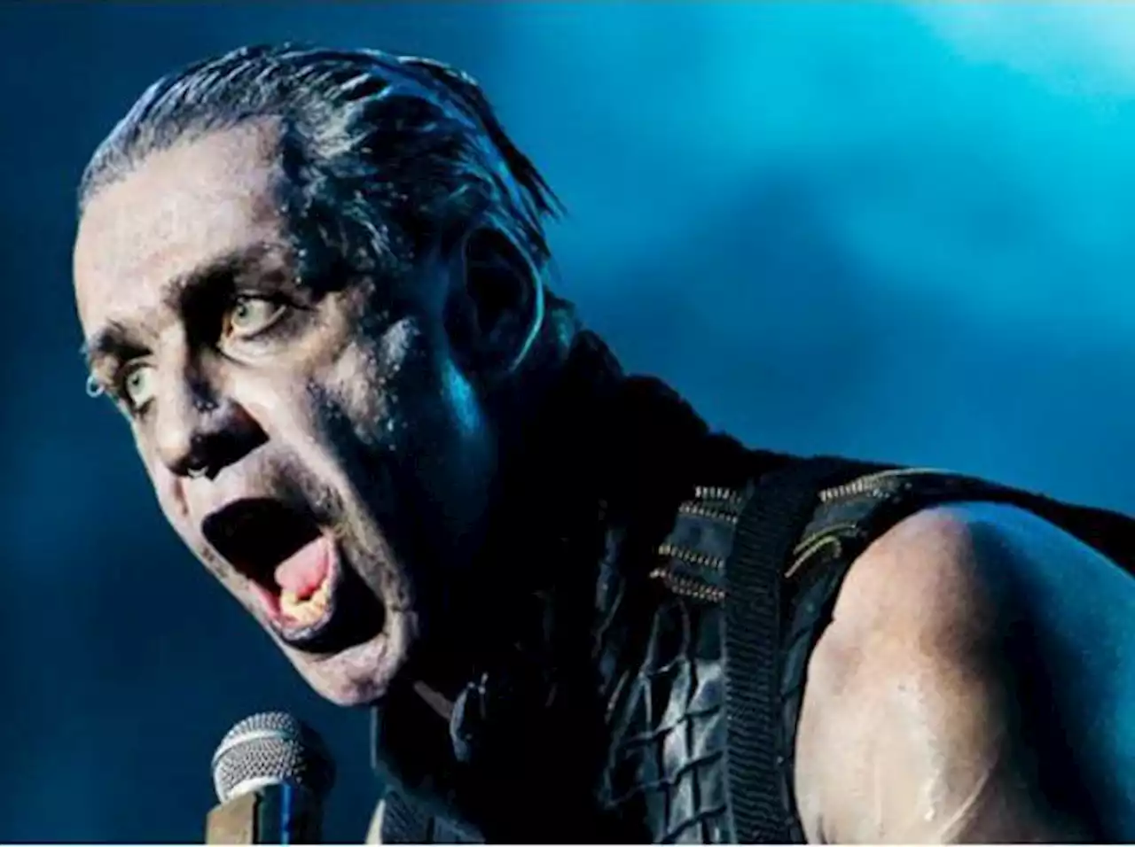 Till Lindemann dei Rammstein accusato da una fan: «Drink alterato con una sostanza stupefacente nel backstage»